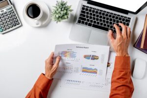 Come Scegliere Il Modello Più Adatto Per La Nota Spese 11 persona che compila nota spese con laptop