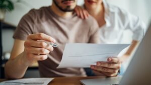 Come Fare per Cambiare Banca: Quali Passi Seguire per la Procedura 37 persona che consegna documenti in banca