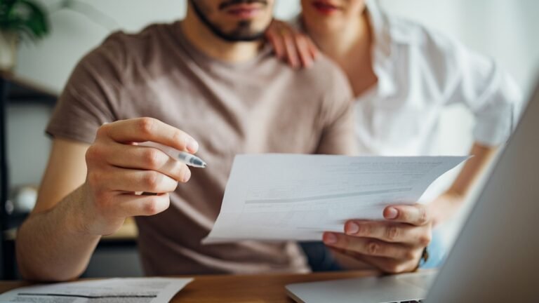 Come Fare per Cambiare Banca: Quali Passi Seguire per la Procedura 6 persona che consegna documenti in banca