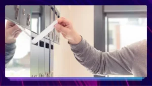 Come Ottenere un Prestito alle Poste Senza Busta Paga 9 persona che consultano documenti in ufficio postale