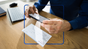 persona che controlla attentamente annunci online