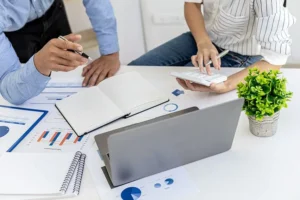 Come si Emette una Nota di Credito su una Fattura in Modo Corretto 38 persona che corregge documenti finanziari su scrivania