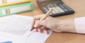 persona che firma contratto finanziario al tavolo