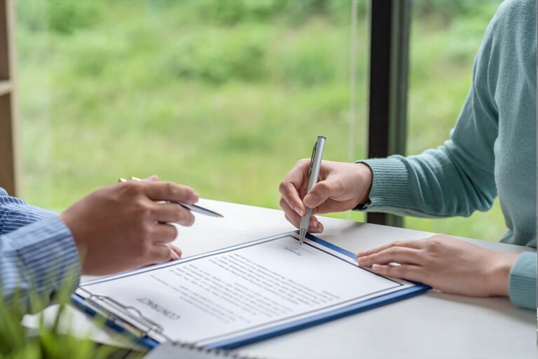 Come Passare da Dipendente a Partita IVA Nella Stessa Azienda 11 persona che firma contratto freelancer in ufficio