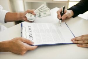 Cos’è Il Quinto Dello Stipendio E Come Funziona La Cessione Del Credito 23 persona che firma un contratto con soldi