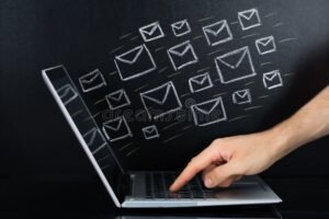 persona che invia email dal computer portatile
