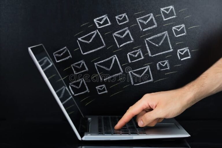 persona che invia email dal computer portatile