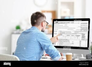 persona che lavora al computer con documenti fiscali 1