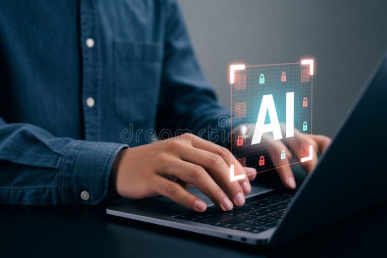 persona che lavora al computer con scudo digitale