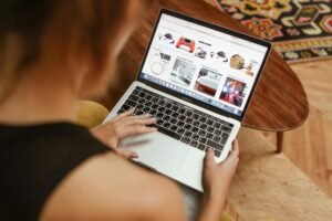 persona che lavora al computer con shopping online