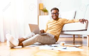 Quali lavori si possono fare da casa con flessibilità e guadagno 16 persona che lavora al laptop a casa rilassata