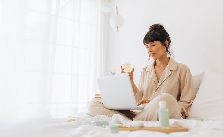 Come Trovare Annunci di Lavori da Casa Affidabili e Sicuri 14 persona che lavora comodamente da casa