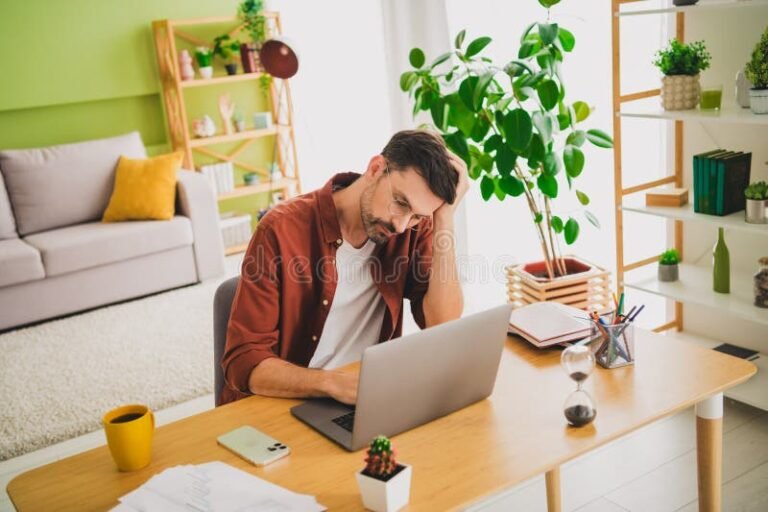 Come Posso Lavorare per Airbnb e Quali Opportunità Sono Disponibili 2 persona che lavora con laptop in casa moderna