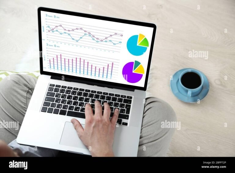 Cos’è SAS On Demand e Come Può Agevolare il Tuo Lavoro Analitico 35 persona che lavora su computer con grafici analitici