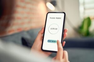 Come Si Usa Apple Pay In Italia E Quali Sono I Vantaggi 28 persona che paga con iphone in negozio italiano