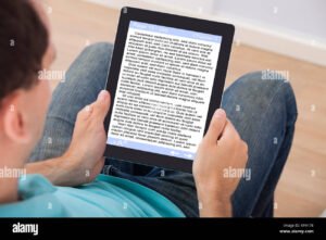 persona che pubblica un libro digitale a casa