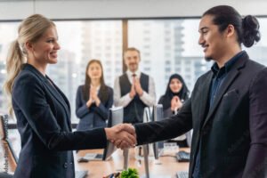 Come può operare un procacciatore d'affari senza partita IVA 23 persona che stringe mani per accordo commerciale