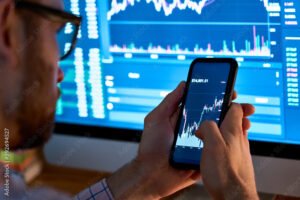 persona che usa app di trading su smartphone