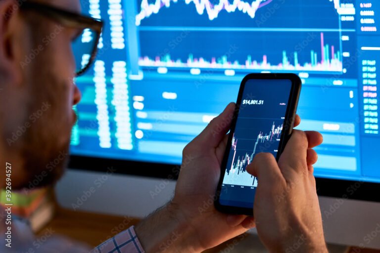 persona che usa app di trading su smartphone