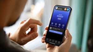 persona che usa smartphone con app revolut