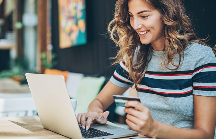 Cos'è l'Internet Home Banking e Come Funziona per gli Utenti 2 persona che utilizza un laptop per operazioni bancarie online