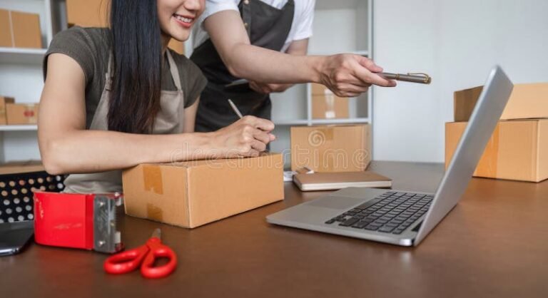 persona che vende online con laptop moderno