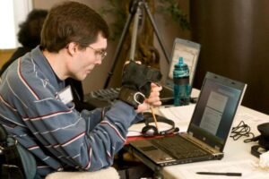 persona con disabilita che usa computer accessibile