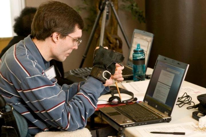 Cosa Si Intende Per Accessibilità Digitale E Perché È Importante 29 persona con disabilita che usa computer accessibile