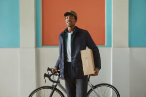 Quando Viene Effettuata La Prima Paga Dopo Un Acquisto Su Zalando 39 persona felice che riceve un pacco zalando