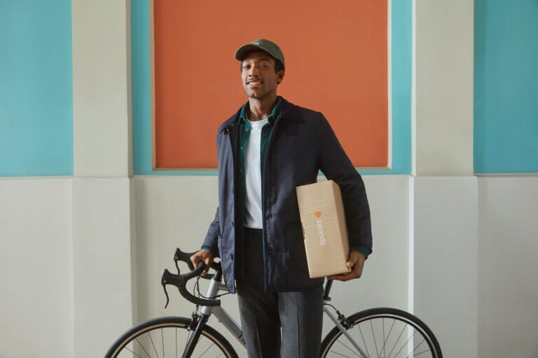 Quando Viene Effettuata La Prima Paga Dopo Un Acquisto Su Zalando 23 persona felice che riceve un pacco zalando