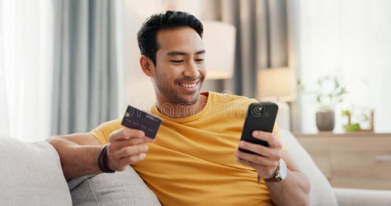 persona felice con carta di credito digitale