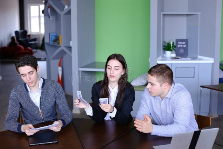 Come Ottenere Prestiti Senza Controllo Della Banca Dati Creditizia 18 persona felice con documenti e soldi in mano