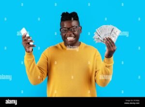 Come Ottenere Prestiti Veloci Online Senza Busta Paga 22 persona felice con smartphone e soldi in mano