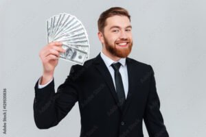 Come Ottenere Prestiti Piccoli Veloci Senza Stress e Problemi 12 persona felice con soldi in mano