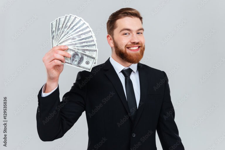 Come Ottenere Prestiti Piccoli Veloci Senza Stress e Problemi 5 persona felice con soldi in mano