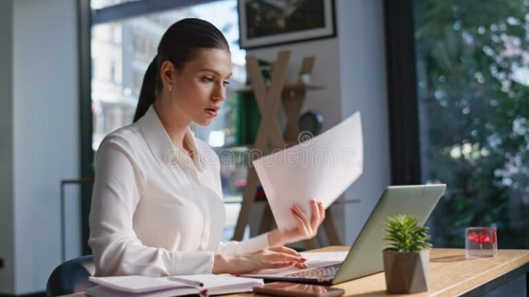 Come Scoprire se Sei Segnalato al CRIF e Cosa Fare Subito 21 persona preoccupata che controlla un documento