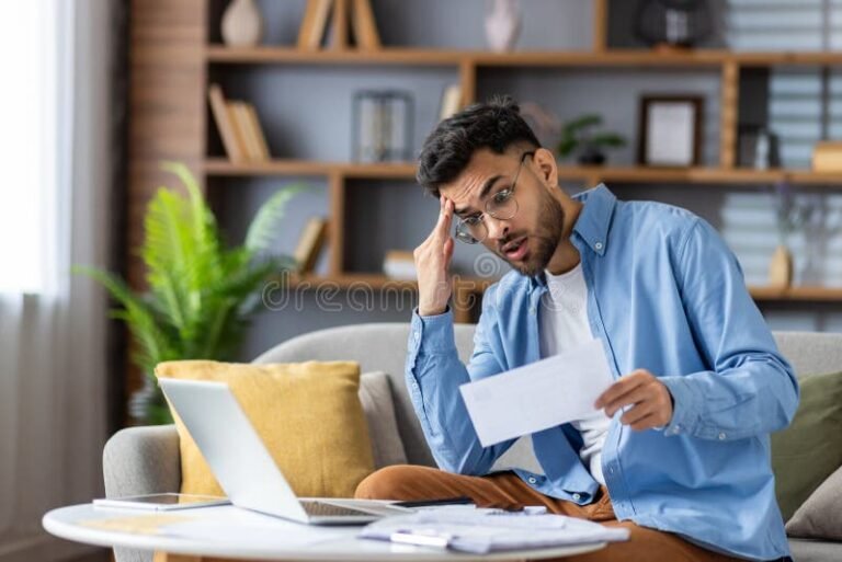 persona preoccupata con documenti finanziari 1