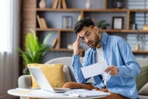 persona preoccupata con documenti finanziari