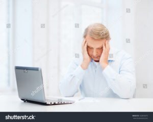 persona preoccupata con documenti fiscali davanti