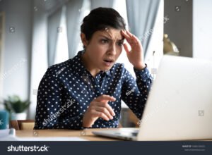 Come Risolvere un Errore di Privacy Durante la Navigazione Web 14 persona preoccupata davanti a schermo computer