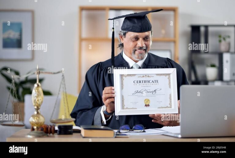 Chi può diventare DPO e quali requisiti sono necessari 26 persona professionale con certificati e computer