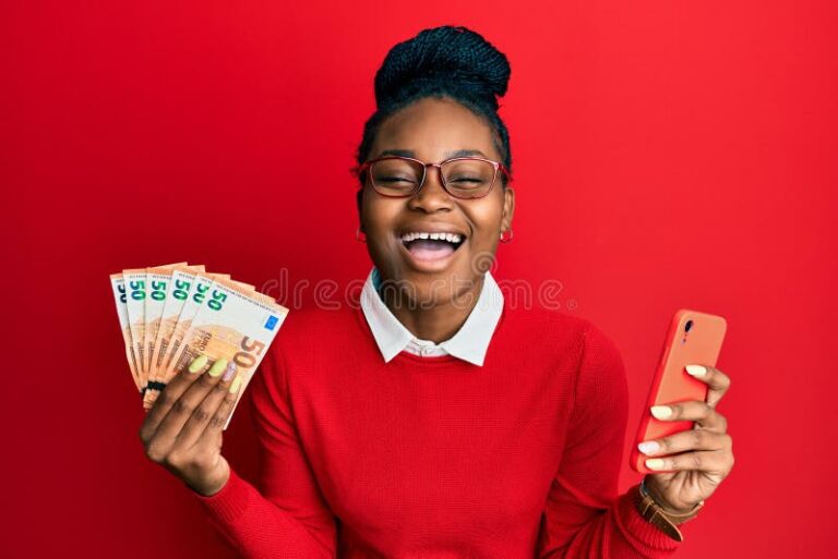 Come Ottenere un Prestito di Mille Euro in Modo Facile e Veloce 2 persona sorridente con banconote e smartphone