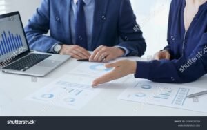 persone che collaborano a documento finanziario condiviso