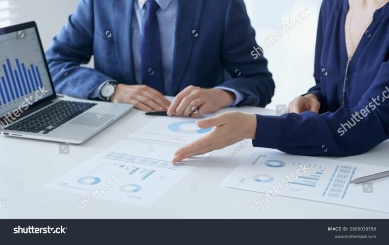 persone che collaborano a documento finanziario condiviso