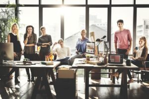 persone che collaborano in un ufficio moderno