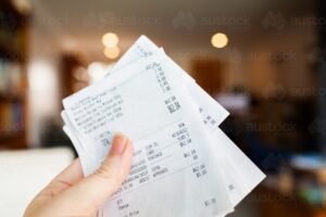 persone che fanno acquisti con scontrini in mano