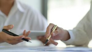 persone che firmano documenti in ufficio sportivo