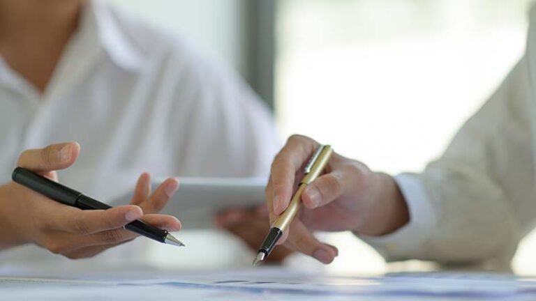 Come Aprire un Conto Corrente per Associazione Sportiva Dilettantistica 21 persone che firmano documenti in ufficio sportivo