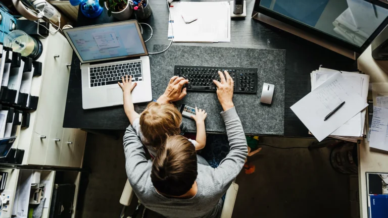 Quali Lavori Da Remoto Sono Accessibili Senza Esperienza Precedente 22 persone che lavorano al computer da casa