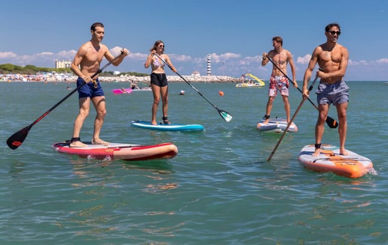 persone diverse che praticano stand up paddle